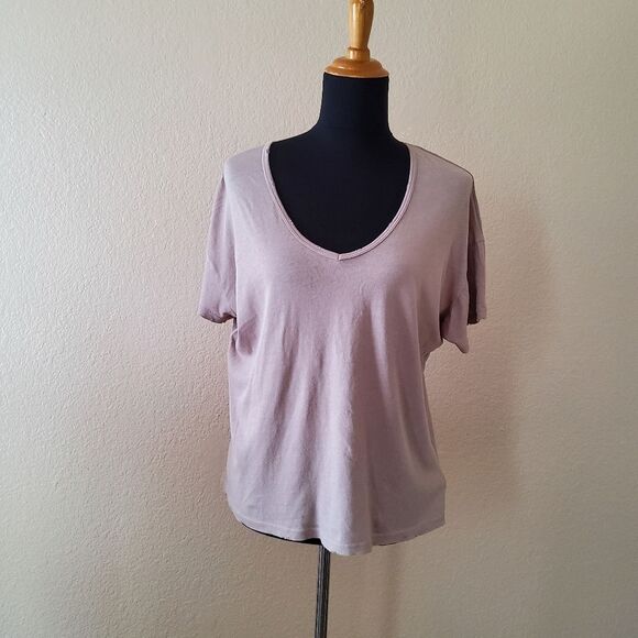 NWT Wildfox Chrissy V-Neck Tee in Atmosphere (Taupe) Size M - Picture 2 of 8